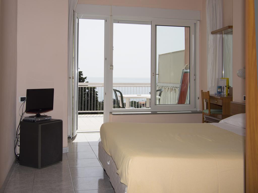 Hotel Cristallo ليريسي المظهر الخارجي الصورة