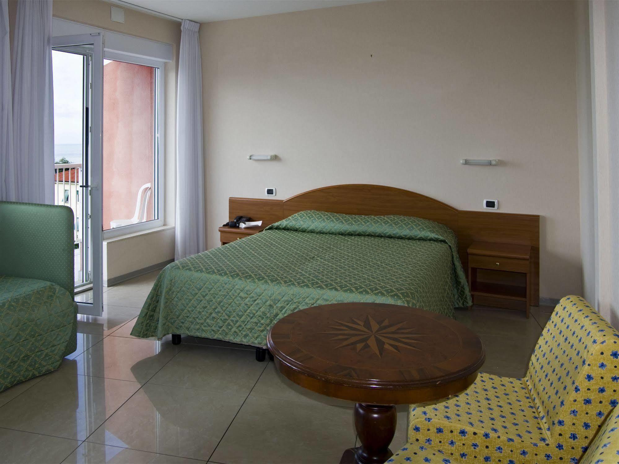 Hotel Cristallo ليريسي المظهر الخارجي الصورة